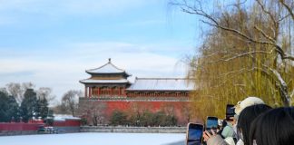 Cina: turisti visitano Museo del Palazzo di Pechino dopo una nevicata (1)