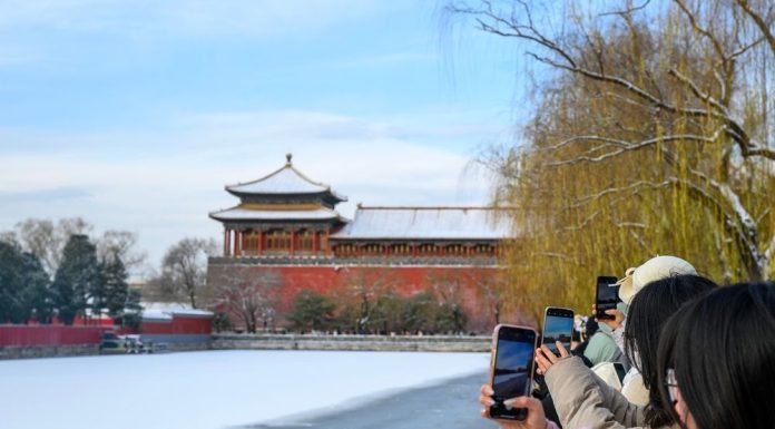 Cina: turisti visitano Museo del Palazzo di Pechino dopo una nevicata (1)