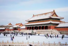 Cina: turisti visitano Museo del Palazzo di Pechino dopo una nevicata (2)