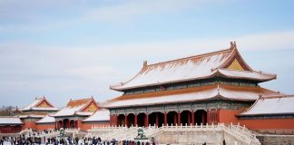 Cina: turisti visitano Museo del Palazzo di Pechino dopo una nevicata (2)