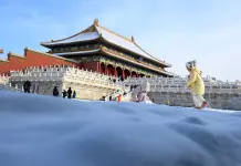 Cina: turisti visitano Museo del Palazzo di Pechino dopo una nevicata (3)