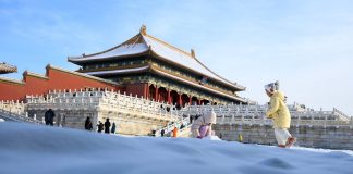 Cina: turisti visitano Museo del Palazzo di Pechino dopo una nevicata (3)