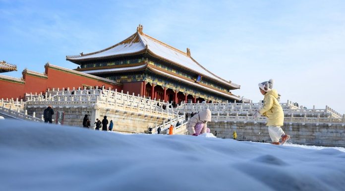 Cina: turisti visitano Museo del Palazzo di Pechino dopo una nevicata (3)