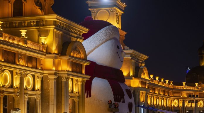 Cina: immagini del pupazzo di neve di Harbin alto 19 metri (1)