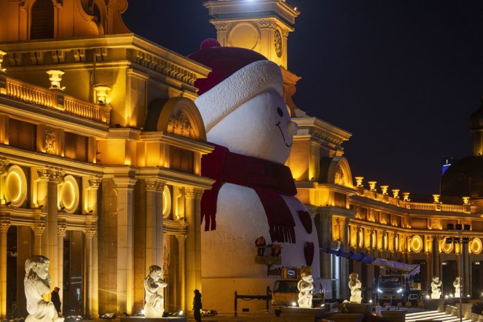 CHINA-HEILONGJIANG-HARBIN-GIANT SNOWMAN (CN)