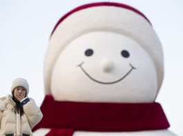 Cina: immagini del pupazzo di neve di Harbin alto 19 metri (2)