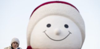 Cina: immagini del pupazzo di neve di Harbin alto 19 metri (2)