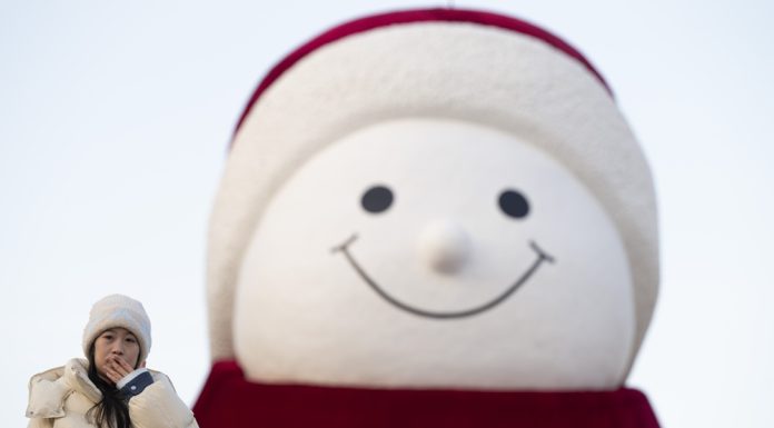 Cina: immagini del pupazzo di neve di Harbin alto 19 metri (2)