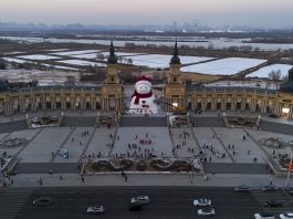 Cina: immagini del pupazzo di neve di Harbin alto 19 metri (3)