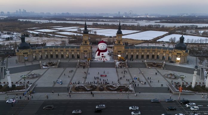 Cina: immagini del pupazzo di neve di Harbin alto 19 metri (3)