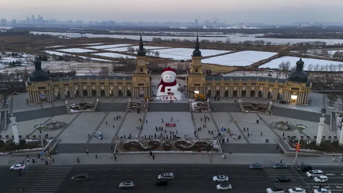 CHINA-HEILONGJIANG-HARBIN-GIANT SNOWMAN (CN)