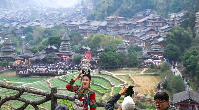 Cina: turismo culturale in crescita nel villaggio Dong di Zhaoxing (3)