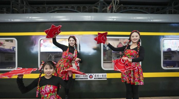 Cina: in funzione il primo treno invernale dedicato alla cultura del Nord-Est (1)