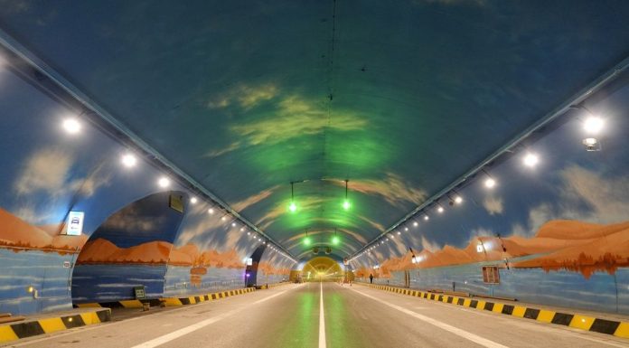Cina: apre nello Xinjiang il tunnel autostradale più lungo del mondo (1)