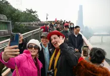 Cina, turisti italiani sperimentano la nuova passerella sospesa di Chongqing