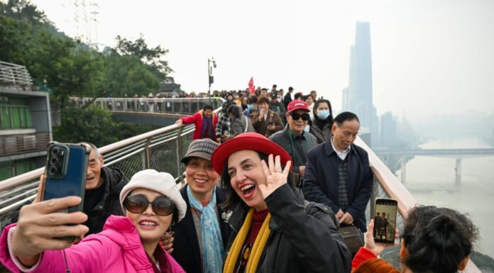 Cina, turisti italiani sperimentano la nuova passerella sospesa di Chongqing