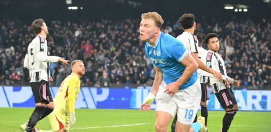 Il Napoli batte 2-1 la Juve e torna in vetta, doppietta di Hojlund