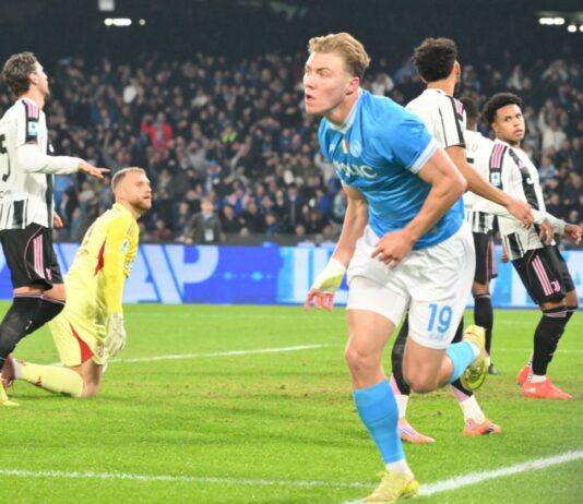 Il Napoli batte 2-1 la Juve e torna in vetta, doppietta di Hojlund