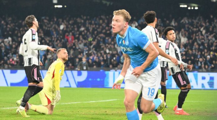 Il Napoli batte 2-1 la Juve e torna in vetta, doppietta di Hojlund