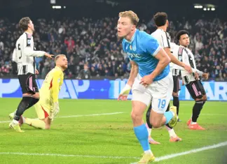 Il Napoli batte 2-1 la Juve e torna in cima, brilla Hojlund