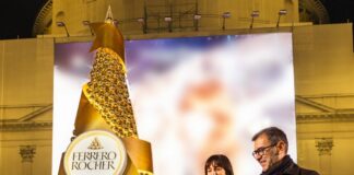 Ferrero Rocher illumina il Natale di Milano, piramide dorata a Piazza San Carlo