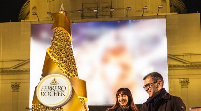 Ferrero Rocher illumina il Natale di Milano, piramide dorata a Piazza San Carlo