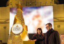 Ferrero Rocher illumina il Natale di Milano, piramide dorata a Piazza San Carlo