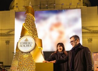 Ferrero Rocher illumina il Natale di Milano, piramide dorata a Piazza San Carlo