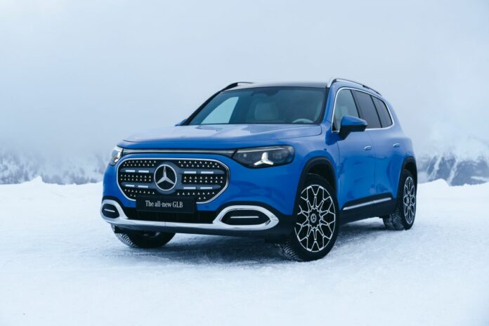 Weltpremiere des neuen Mercedes-Benz GLB in Hochgurgl, 2025.Exterieur Farbe: Klarblau MetallicInterieur Polster: Ledernachbildung ARTICO BeigeMercedes-Benz GLB 250+ mit EQ Technologie | Energieverbrauch kombiniert: 18,3-15,8 kWh/100 km | CO₂-Emi