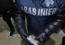 Piazze di spaccio in complesso residenziale nel napoletano, undici arresti