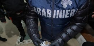 Piazze di spaccio in complesso residenziale nel napoletano, undici arresti
