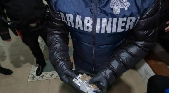 Piazze di spaccio in complesso residenziale nel napoletano, undici arresti