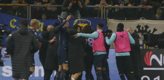 Lazio eroica, resta in 9 ma vince a Parma