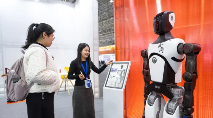 Cina, l’industria IA del Paese supererà 1,2 trilioni di yuan nel 2025