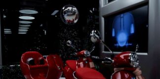 Lo spirito del Natale Incontra Vespa nel cuore di Milano