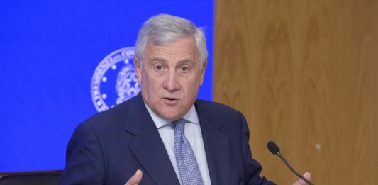 Sanità, Tajani “Superare incompatibilità che riduce il numero di medici effettivamente disponibili nel SSN”