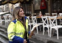 Napoli, il portalettere al servizio della comunità nel centro storico