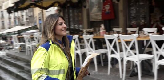 Napoli, il portalettere al servizio della comunità nel centro storico