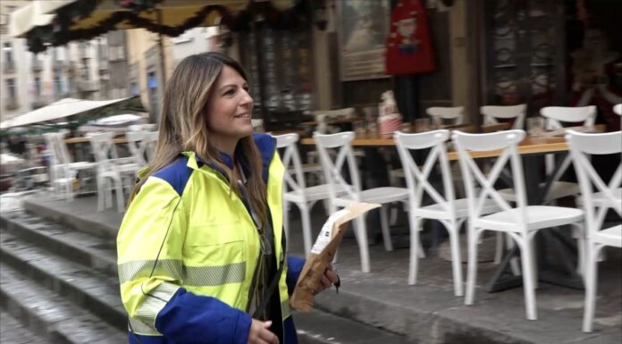 Napoli, il portalettere al servizio della comunità nel centro storico