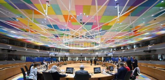 Da Ue prestito di 90 miliardi a Kiev, accantonato uso degli asset