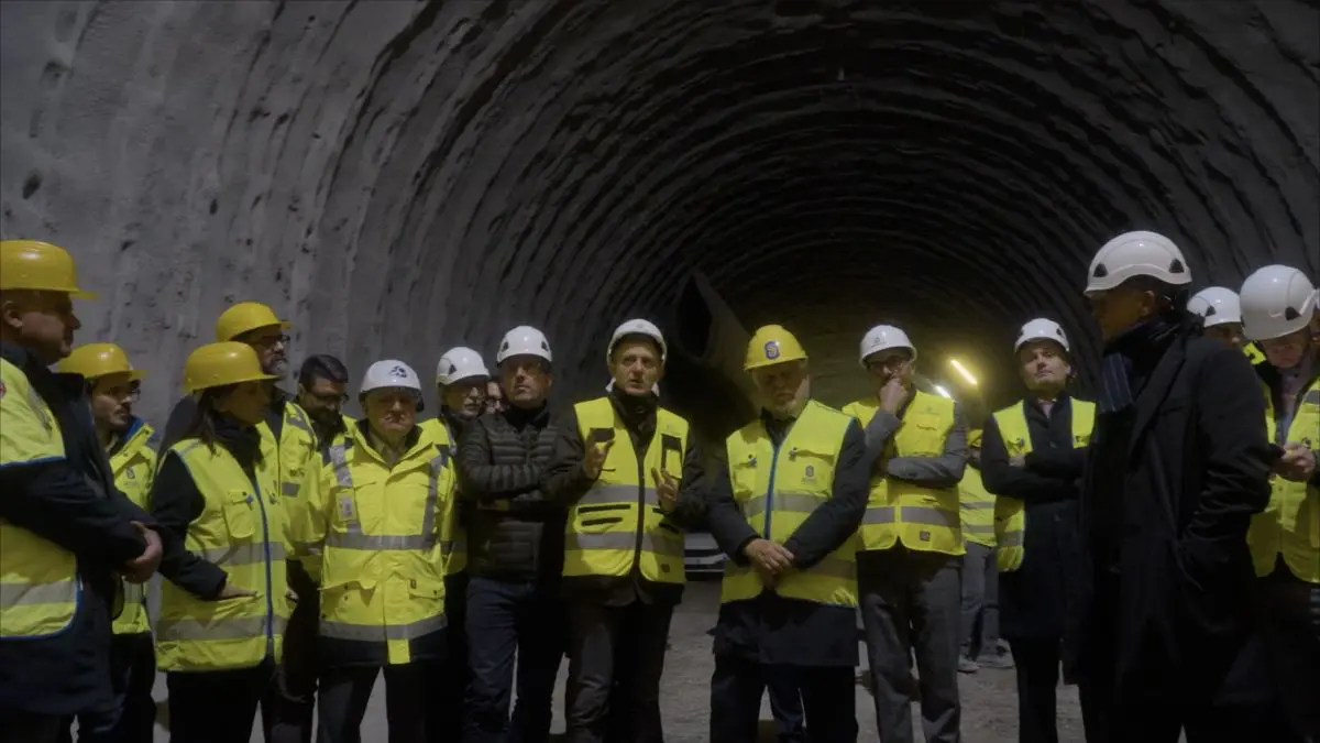 geronimo it unueclissi-e-un-gruppo-di-amici-a-cena-sul-palcoscenico-del-tiberio-a40340 009