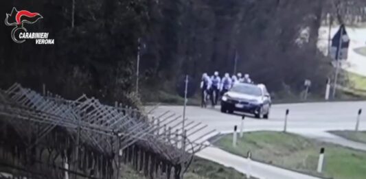 Spara a ciclisti per strada nel Veronese, dietro il gesto avversione verso le bici