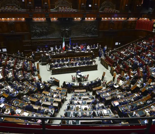 Manovra, dalla Camera arriva il via libero definitivo con 216 sì: è legge. Meloni: “Seria e responsabile”