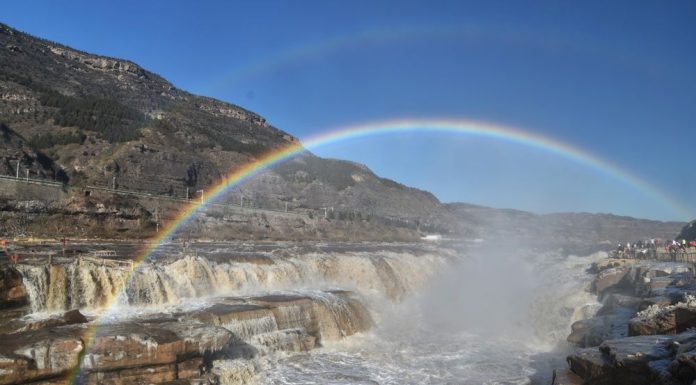 Cina: le foto del doppio arcobaleno apparso sopra la cascata di Hukou (1)