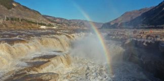 Cina: le foto del doppio arcobaleno apparso sopra la cascata di Hukou (2)
