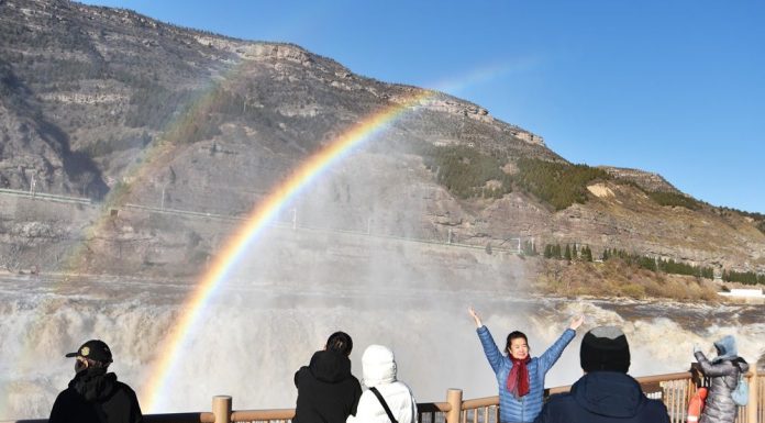 Cina: le foto del doppio arcobaleno apparso sopra la cascata di Hukou (3)