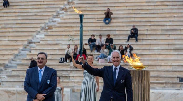 Milano-Cortina 2026: Atene, fiamma olimpica consegnata all’Italia (1)