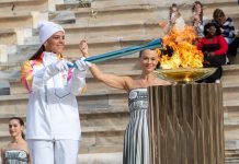 Milano-Cortina 2026: Atene, fiamma olimpica consegnata all’Italia (2)