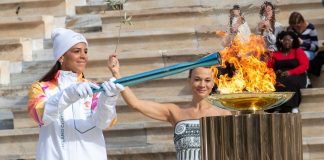 Milano-Cortina 2026: Atene, fiamma olimpica consegnata all’Italia (2)
