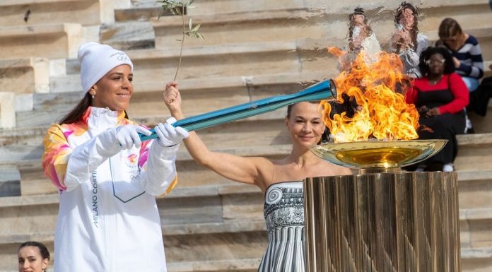 Milano-Cortina 2026: Atene, fiamma olimpica consegnata all’Italia (2)